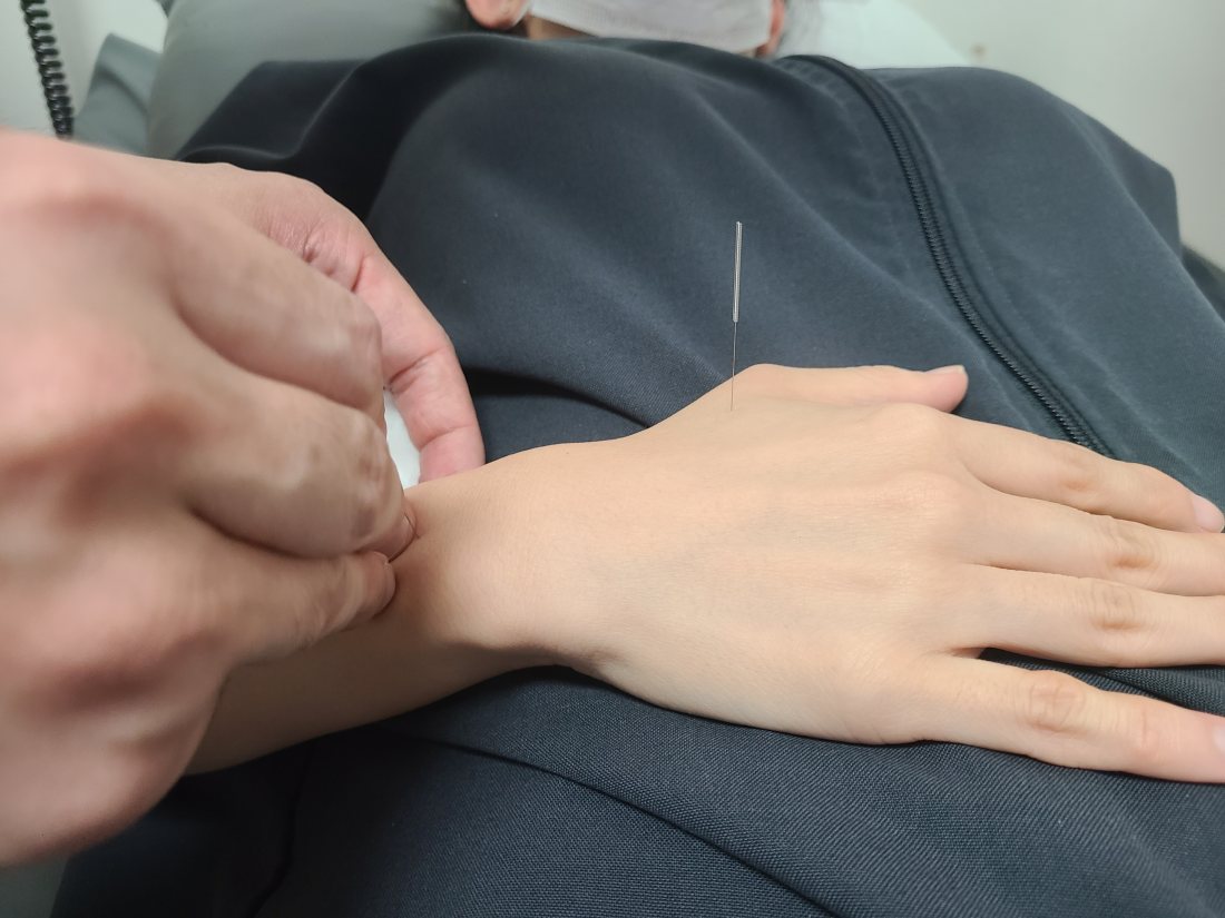 원장이 배에 침을 놓는 장면