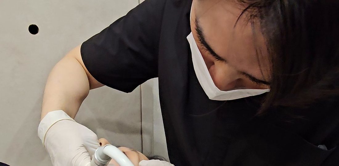 리프팅 장비 핸드피스를 들고 시술을 준비하는 장면